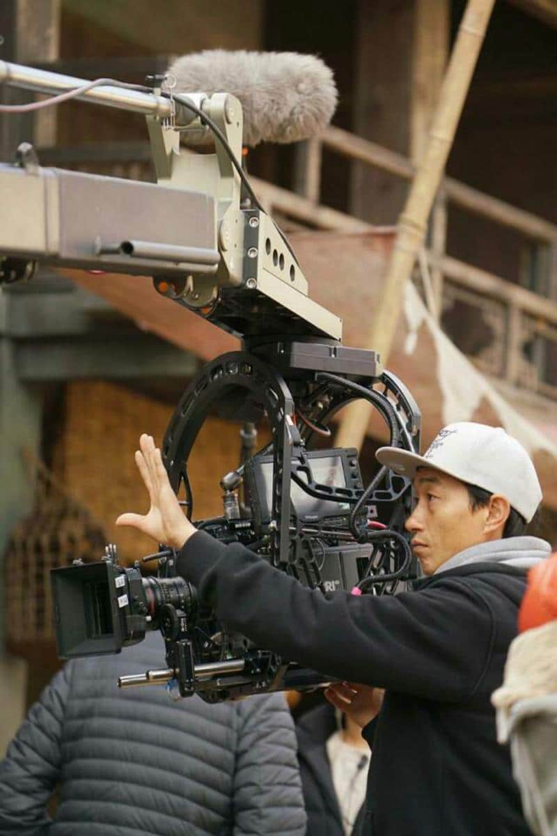 Key grip Hoon Jung prepping shot with G50 for Korean romantic comedy "Goong Hap".